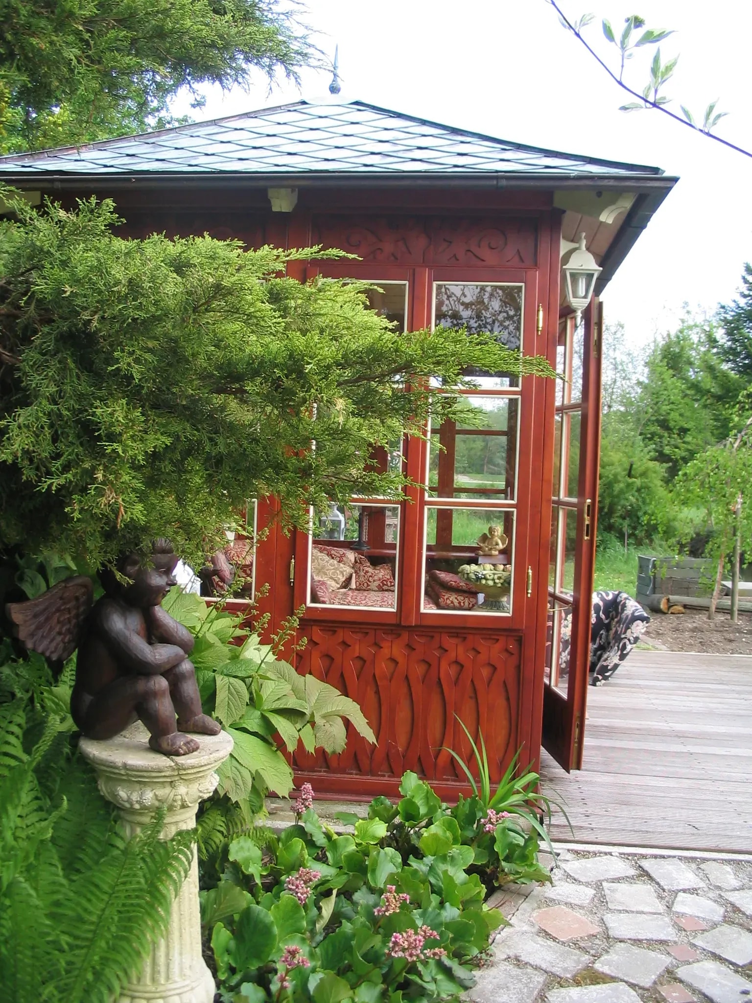 Englische Holzpavillons für stilvolle Gärten in Deutschland