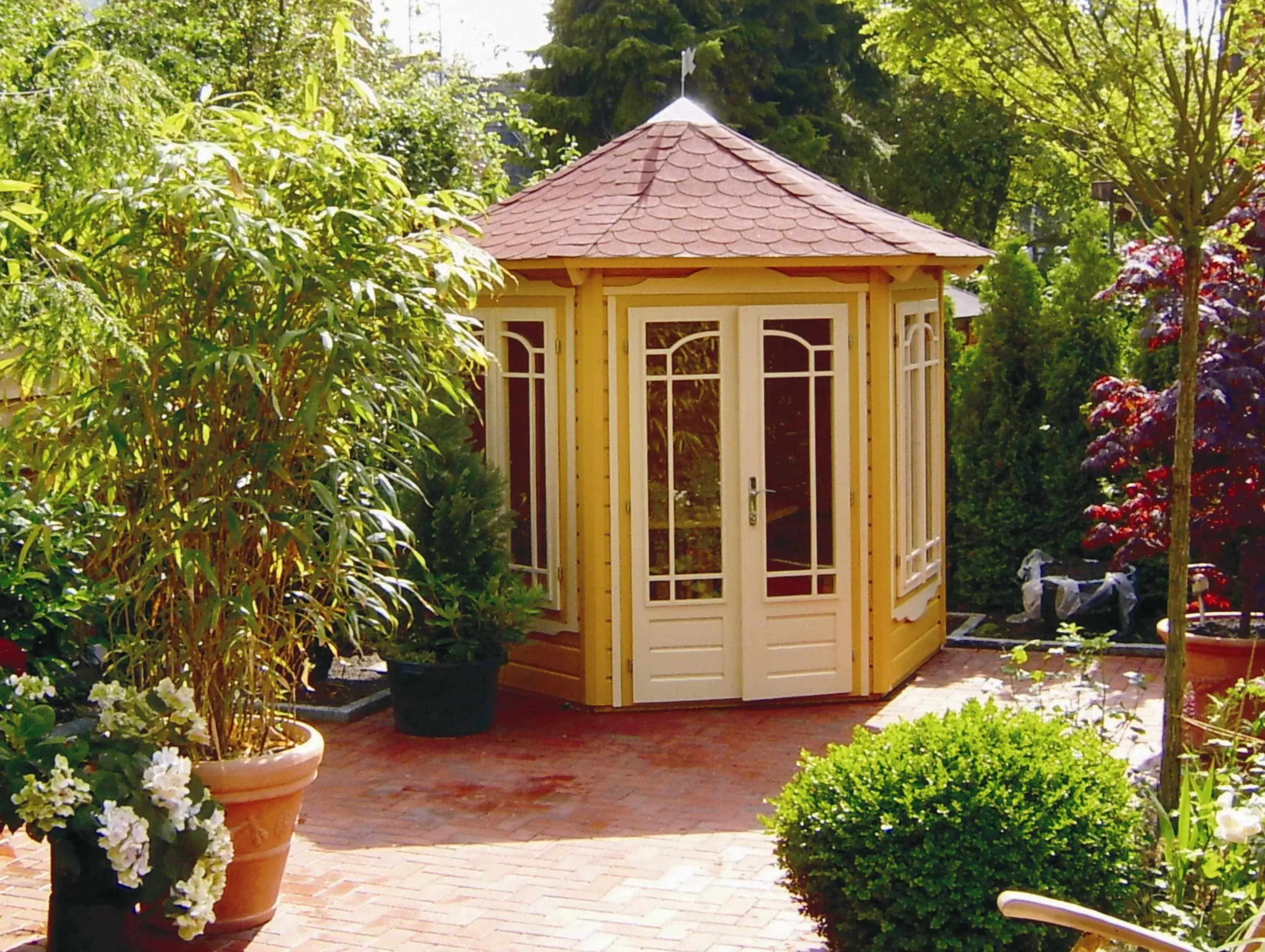 Englische Holzpavillons für stilvolle Gärten in Deutschland